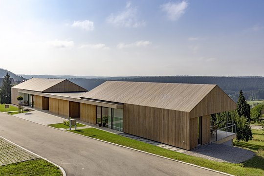 Zwei Familien, eine Idee – Plusenergiehäuser in Holzsystembauweise