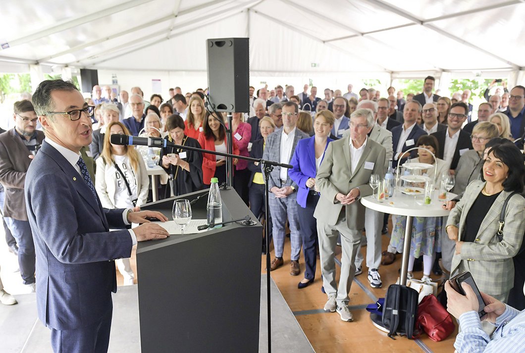 Cem Özdemir beim Sommerlichen Empfang der AKBW