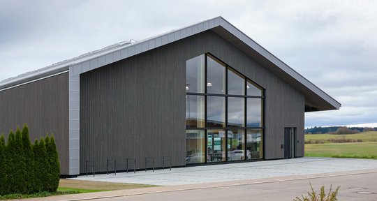 Ideenschmide im Holzgewand – Produktions- und Verwaltungsgebäude