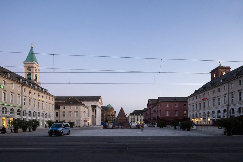 Karlsruhe: Marktplatz mit Pyramide und Stadtkirche (links) sowie Rathaus (rechts)