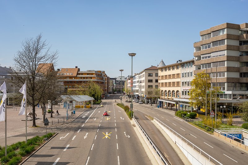 Pforzheim: Am Waisenhausplatz in Richtung Zerrenerstraße, Blick von der Gernika-Brücke