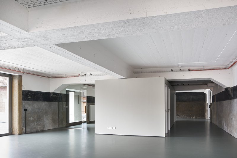 Umbau ehemaliges Pferdeschlachthaus zum Ateliergebäude
Alter Schlachthof 27
76131 Karlsruhe

Planung:
zwo/elf
Alter Schlachthof 15
76131 Karlsruhe
www.zwo-elf.de