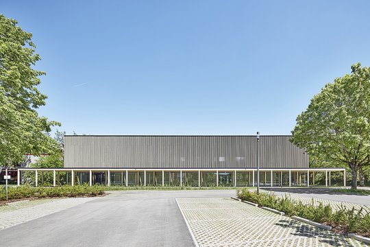 Kreissporthalle Tuttlingen, Dreifeldsporthalle mit Zuschauergalerie