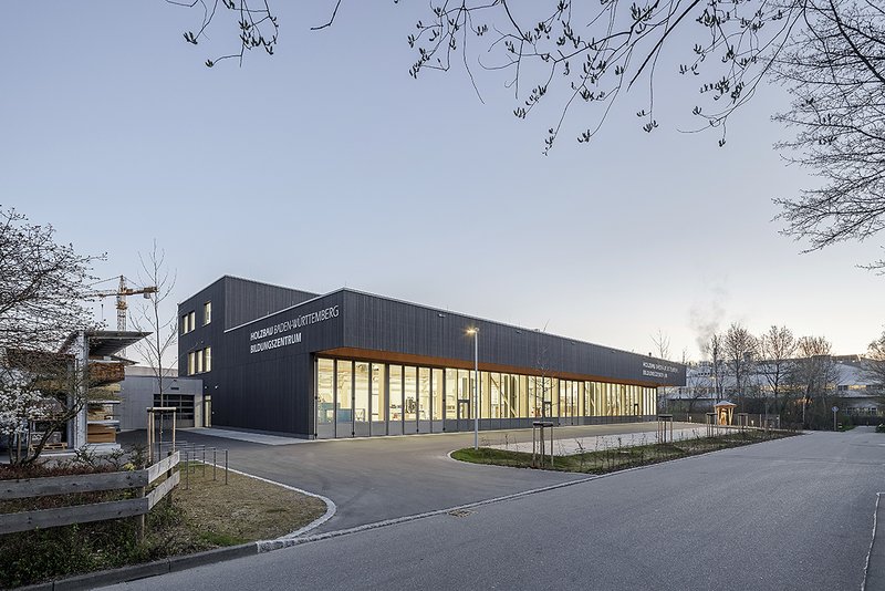 Objektname: Schulungsgebaeude des Bildungszentrum Holzbau Baden-Wuerttemberg; Objekttyp: Schulungsgebaeude, Werkstattgebaeude; Standort: Leipzigstrasse 41, D-88400 Biberach an der Riss; Fertigstellung: September 2020; 
Bauherr u. Eigentuemer: Gemeinnuetzi
