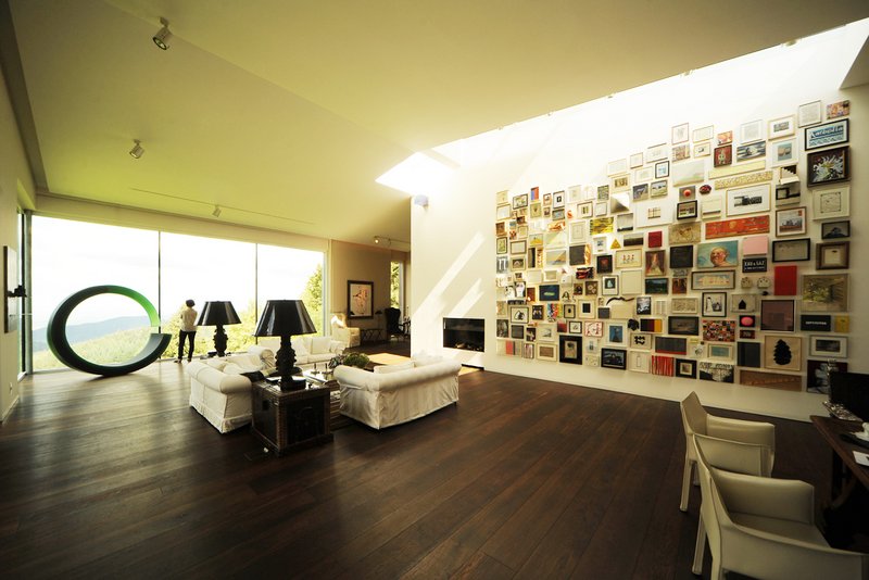 Innenansichten des Gebäudes - das große Wohnzimmer mit Platz für Kunst, und einem wunderbaren Ausblick in das Rheintal.