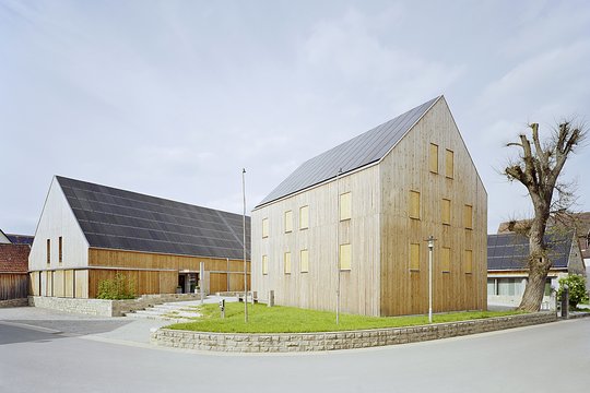 Hof 8 - Umnutzung und Umbau der ehemals landwirtschaftlichen Hofanlage zu Bürogebäude, Hebammenpraxis und zwei Seniorenwohnungen