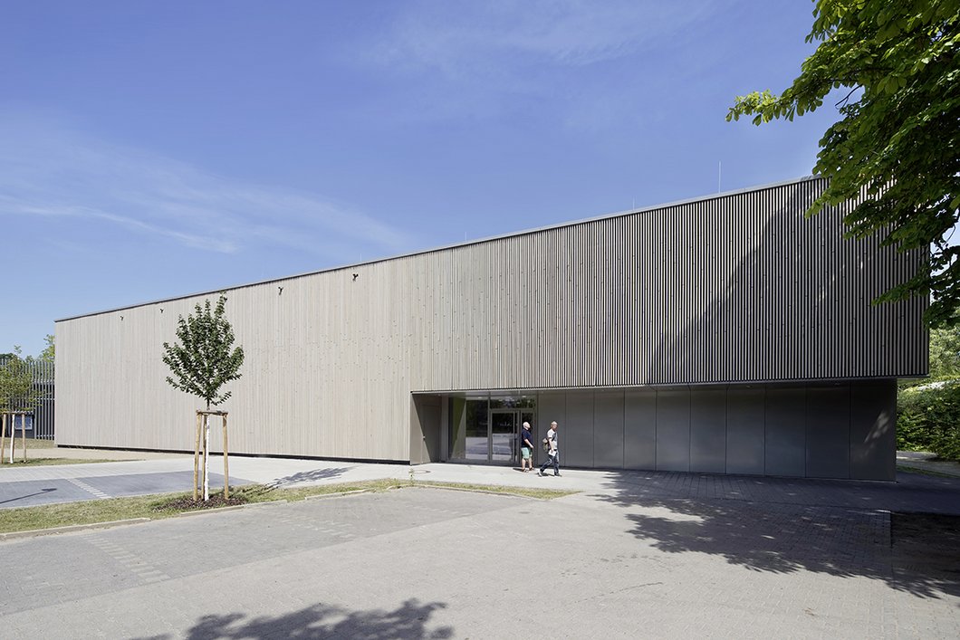 TSG Rheinau Vereinsheim mit Sporthalle und Discountermarkt (2017)