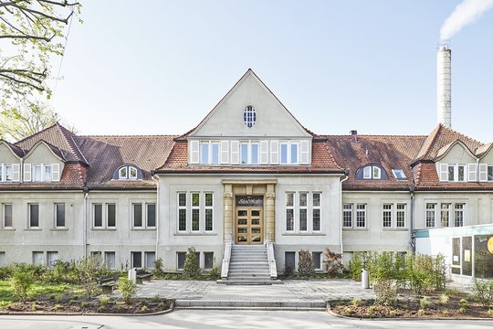 Denkmalgeschütztes Stadtbad Ludwigsburg - Umnutzung von Teilbereichen als Mensa, Besprechungsräume und Selbstlernzentrum