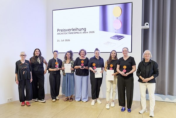 Preisträgerinnen des ARCHITEKTINNENPREISES akbw 2026 und Vertreterinnen des Netzwerks AiK | © Jan Potente/AKBW