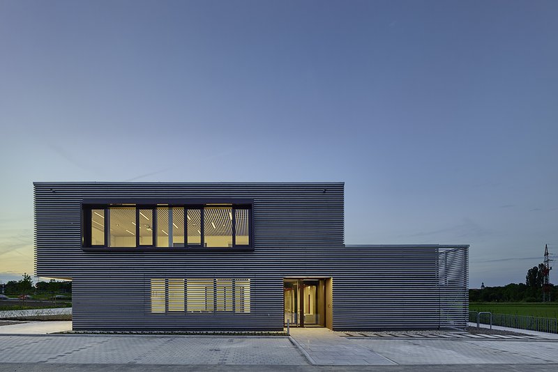 DEU, Winnenden, Feuerwache, Drei Architekten , Fertigstellung: 2016, DIGITAL 100 MB 8 Bit. - ©Zooey Braun; Veroeffentlichung nur gegen Honorar, Urhebervermerk und Beleg / permission required for reproduction, mention of copyright, complimentary copy, FUE