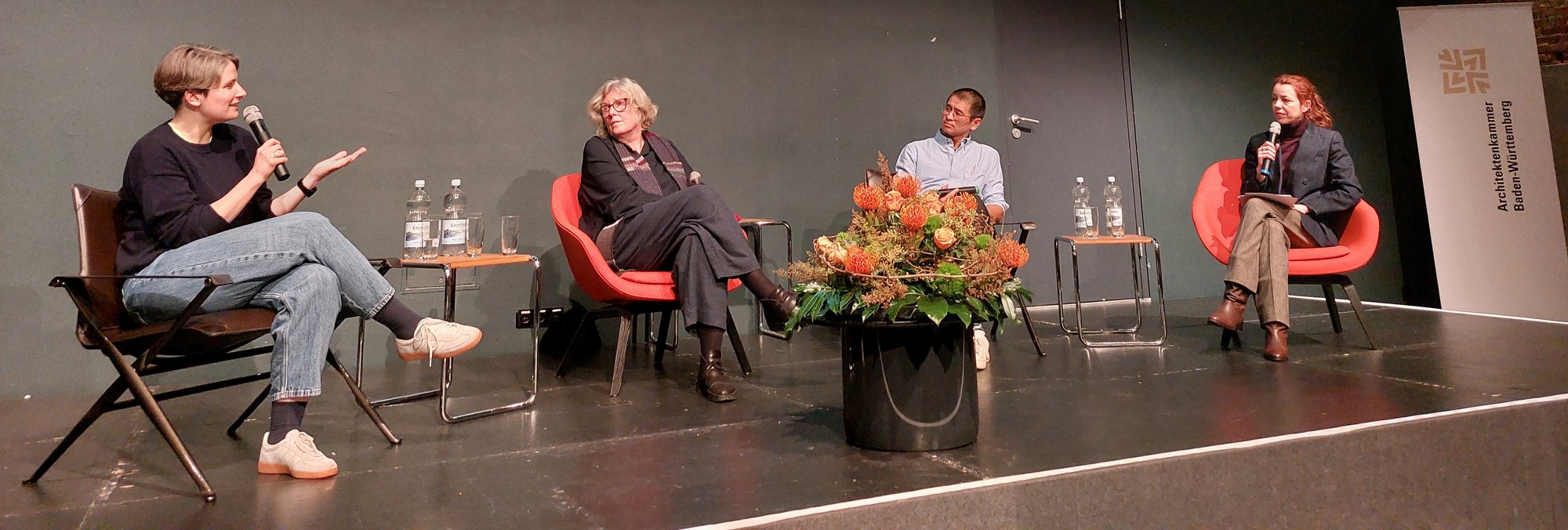 Von links nach rechts: Annabelle von Reutern, Mechthild Stuhlmacher, Van Bo Le-Mentzel, Moderatorin Nicole Köster. Fotografiert von Stefan Bubek.