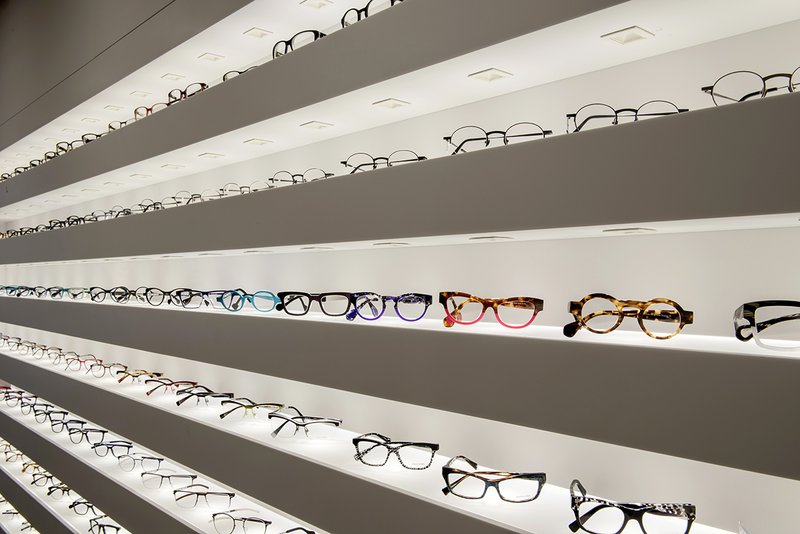 Zickenheiner Optik Loerrach, neue Innenarchitektur und Beleuchtung, Architektur von Wilhelm und Hovenbitzer und Partner, Lichtplanung von Stefan Hofmann, Lichtwerke 2016 | Zickenheiner optician, new interior architecture and illumination, architecture by 