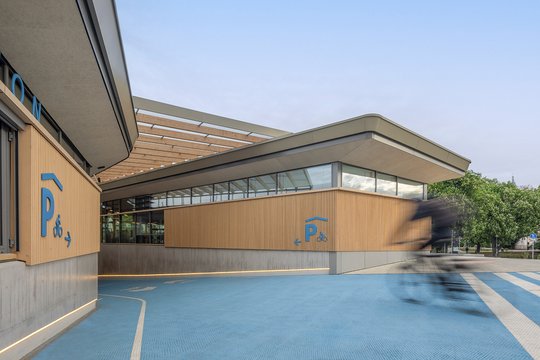 Radstation mit Café und Werkstatt