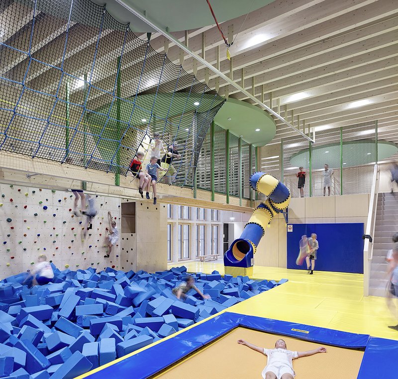 Mehrzweckhalle mit Aktionanlage; Glück&Partner