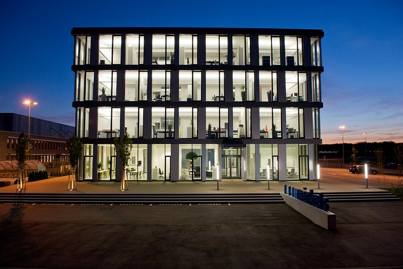 Das neue Verwaltungsgebäude in Sachsenheim Eichwald im Abenddämmerungslicht. 17. August 2012