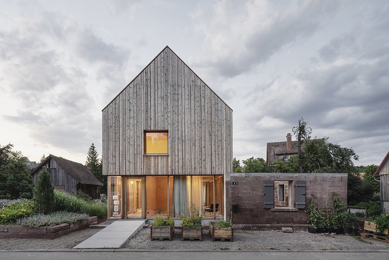 Objektbezeichnung: Haus am Muehlenbach; Standort:	Nordschwarzwald (Deutschland); Bauherr, Eigentuemer, Nutzer: privat; Architekt: Lieb + Lieb Architekten BDA, D-72250 Freudenstadt; Entwurf: Gerhard Lieb (seit 2019: Lieb Architekten BDA, D-72250 Freudensta