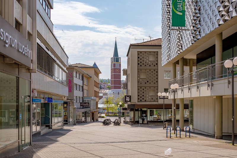 Pforzheim: Blumenstraße, Blick in Richtung Waisenhausplatz, Stadttheater und Stadtkirche im Hintergrund