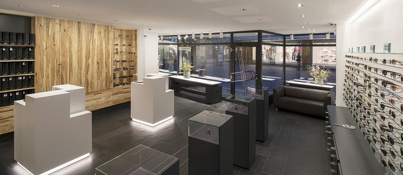 Zickenheiner Optik Loerrach, neue Innenarchitektur und Beleuchtung, Architektur von Wilhelm und Hovenbitzer und Partner, Lichtplanung von Stefan Hofmann, Lichtwerke 2016 | Zickenheiner optician, new interior architecture and illumination, architecture by 