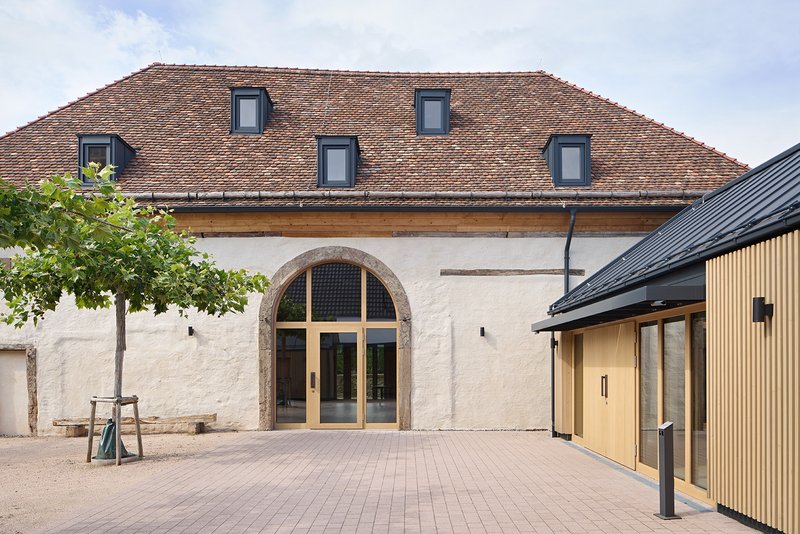 Umbau und Erweiterung  Zehntscheuer Karlsdorf

Architektur:
PIA Architekten GmbH      
Karlstr. 21a	
76133 Karlsruhe
www.pia-architekten.de