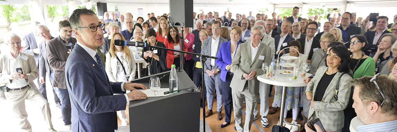 „Bei allem Streit sind die Unterschiede, die wir untereinander haben, immer kleiner als die Unterschiede, die wir gemeinsam gegenüber denjenigen haben, die unser wunderbares Land kaputt machen wollen. Wenn wir einig sind, schaden wir denen mehr als alles andere“, sagte Bundesminister Cem Özdemir, Die Grünen, zur Abgrenzung gegen extreme politische Ränder unter großem Beifall. | Foto: Max Kovalenko