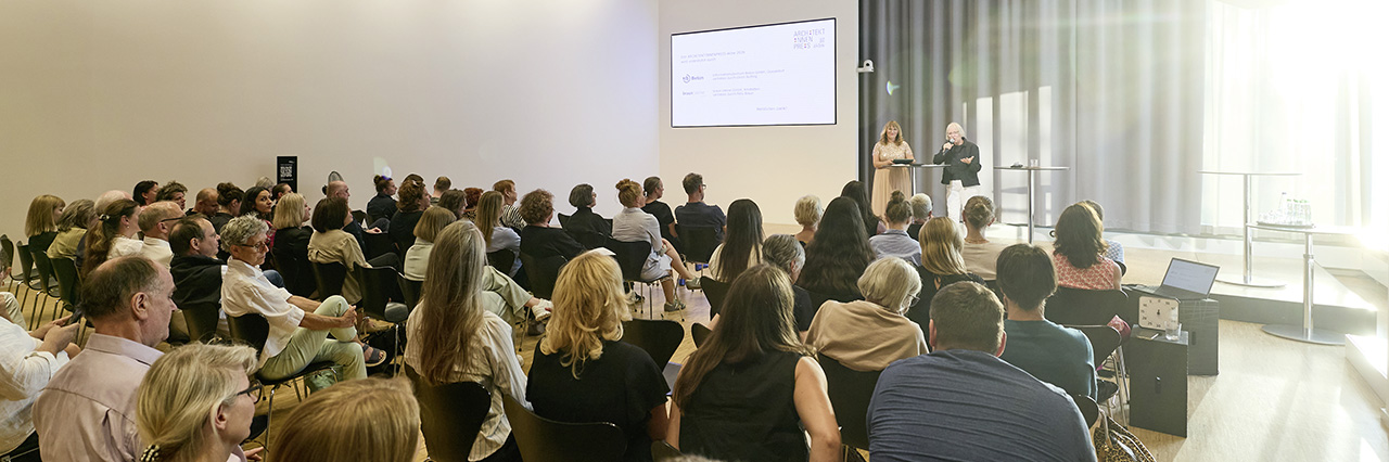Preisverleihung am 21. Juli 2026 im Haus der Architektinnen und Architekten: Moderatorin Andrea Fuchs und Odile Laufner vom Netzwerk Architektinnen in der Kammer | © Jan Potente/AKBW