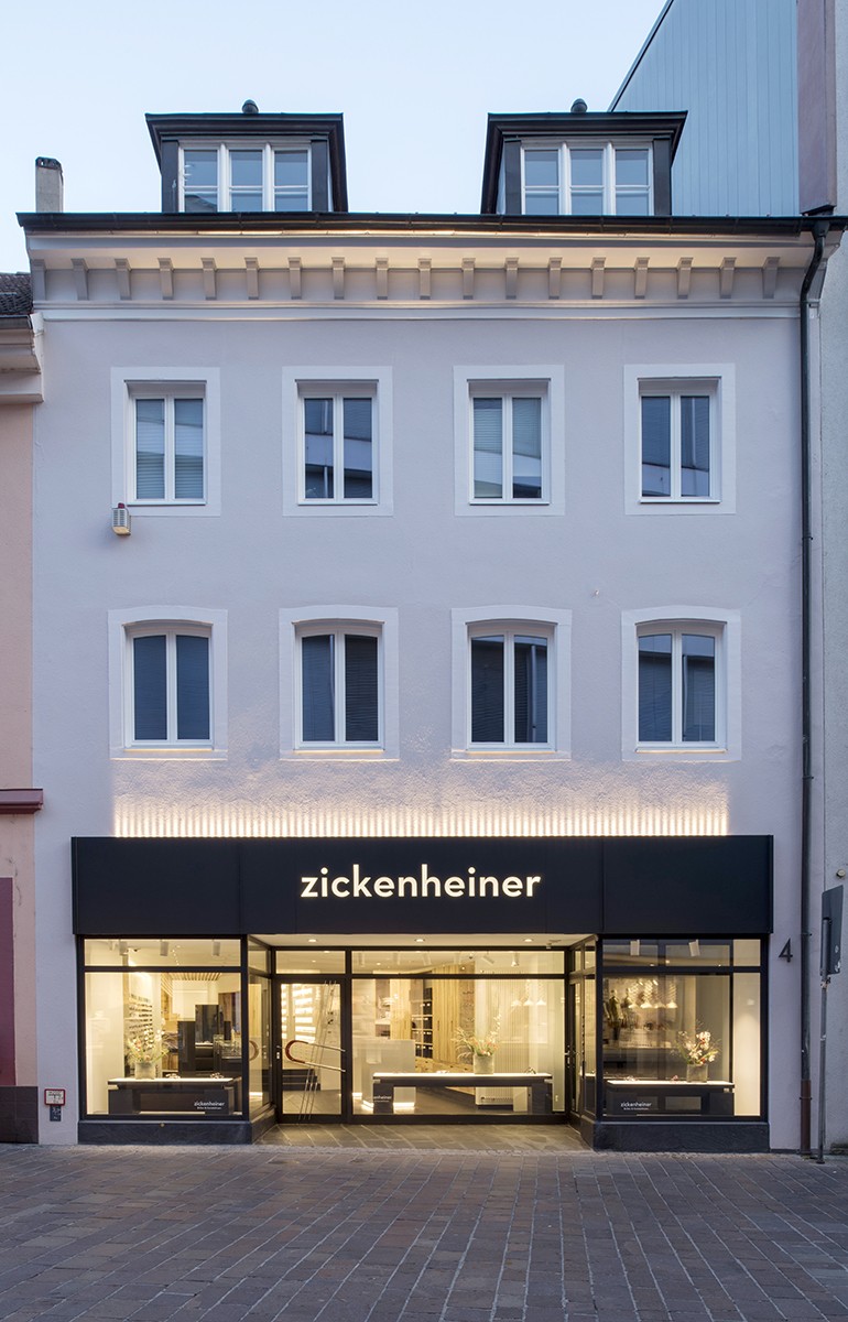 Zickenheiner Optik Loerrach, neue Innenarchitektur und Beleuchtung, Architektur von Wilhelm und Hovenbitzer und Partner, Lichtplanung von Stefan Hofmann, Lichtwerke 2016 | Zickenheiner optician, new interior architecture and illumination, architecture by 