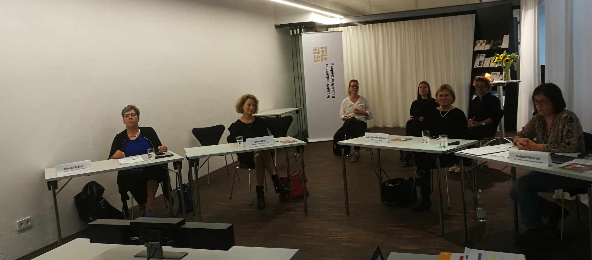 @ ASF Dr. Simone Kraft - Veranstaltung am 14.07.2021 vorne im Bild v. l. n. r.: Monika Regner, Leiterin Bauordnungsamt Stadt Karlsruhe, Ursula Orth, Leiterin Vermögen und Bau, Karlsruhe, Anke Karmann- Woessner, Leiterin Stadtplanungsamt Karlsruhe, Barbara Friedrich, Architektin, AiK Kammerbezirk Karlsruhe