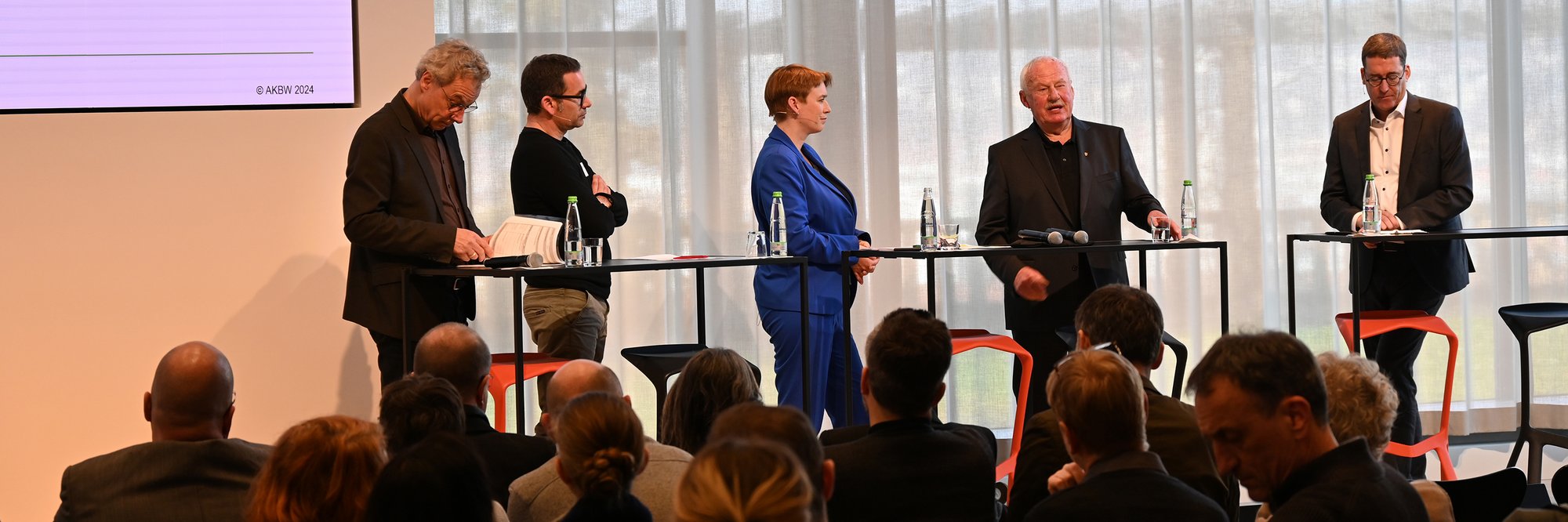 Podiumsdiskussion (v.l.) Wolfgang Sanwald, stv. Vors. des Kammerbezirks Stuttgart, Sebastian El Khouli, Bob Gysin und Partner, Staatssekretärin Andrea Lindlohr, Prof. Dr. Gerhard Hausladen, Ingenieurbüro Hausladen sowie Moderator Volker Auch-Schwelk, Co-Vorsitzender Kompetenzteam Nachhaltigkeit © AKBW