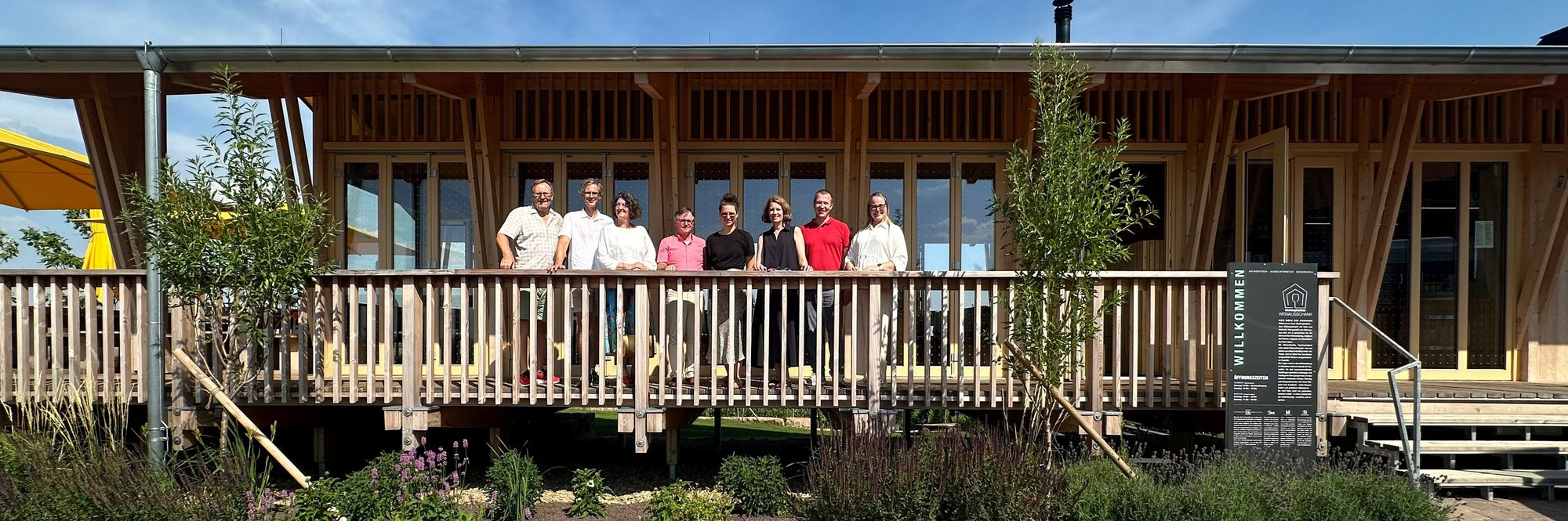 v.l.: Michael Grimm, Uwe Neubauer, Kirsten Brunner, Matthias Schuster (Juryvorsitzender), Jasmin Hertwig, Prof. Sabine Schneider, Caspar Steinmetz (Begleitung Landratsamt), Christiane Keck (Begleitung Architektenkammer) | Foto: AKBW