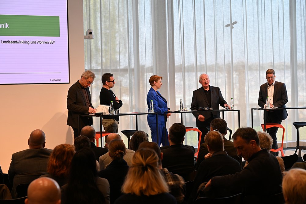 Podiumsdiskussion (v.l.) Wolfgang Sanwald, stv. Vors. des Kammerbezirks Stuttgart, Sebastian El Khouli, Bob Gysin und Partner, Staatssekretärin Andrea Lindlohr, Prof. Dr. Gerhard Hausladen, Ingenieurbüro Hausladen sowie Moderator Volker Auch-Schwelk, Co-Vorsitzender Kompetenzteam Nachhaltigkeit © AKBW