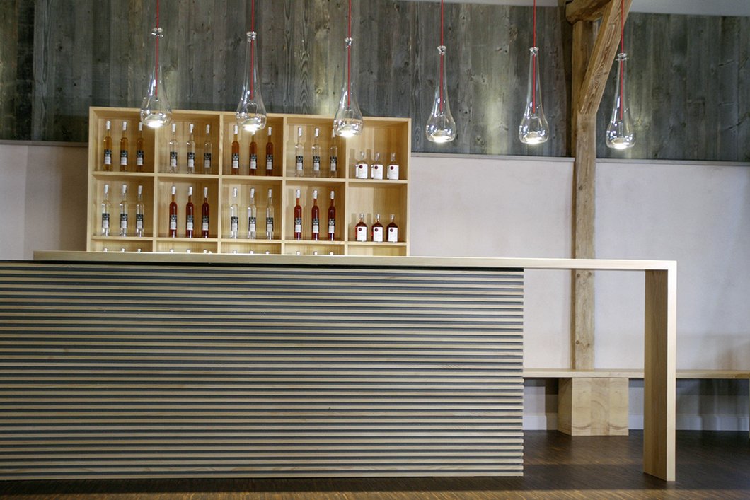 Prämiert beim Beispielhaften Bauen: Umbau Scheune zur Schnapsbrennerei Egelhof Edelbrandmanufaktur, Mittelfischach | Kerstin Wörner-Diederich, Freie Innenarchitektin, Fichtenberg | Foto: Jule Diederich und Adrian Köpf