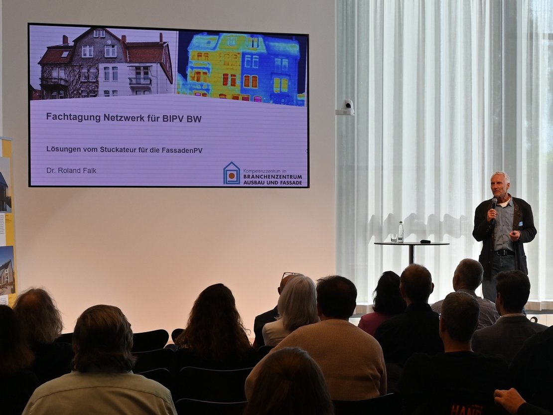 Dr. Falk vom Bildungszentrum Ausbau und Fassade bei der Fachtagung BIPV-Netzwerk | Foto: AKBW
