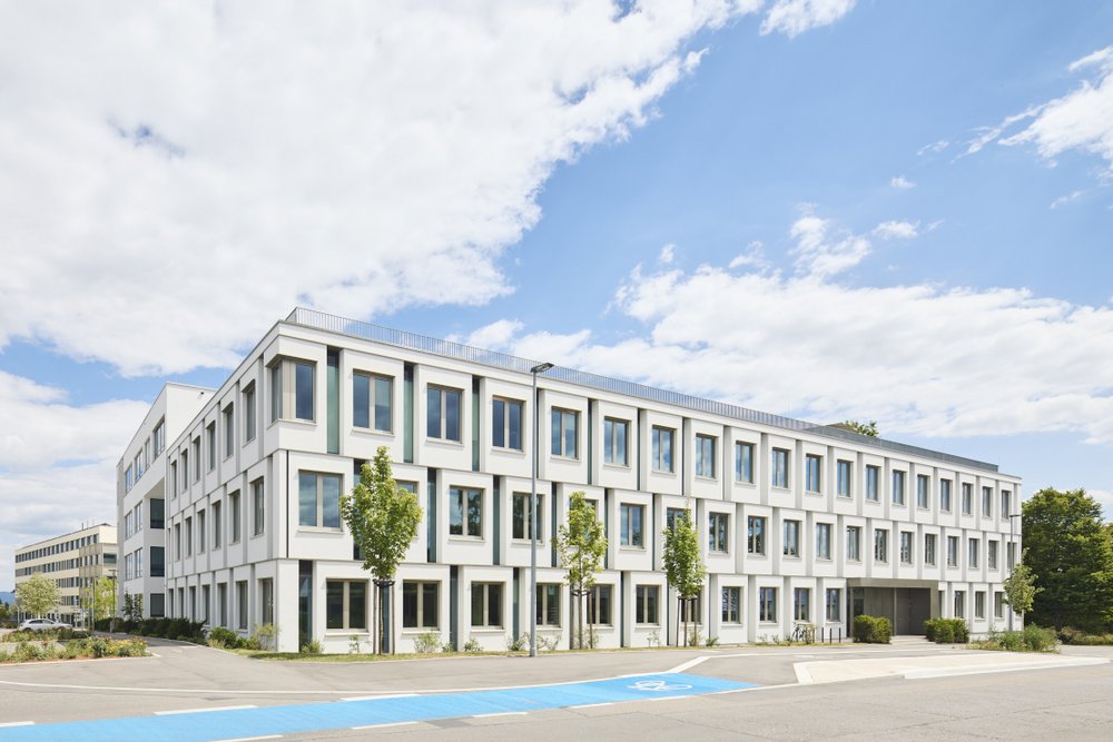 Prämiert beim Beispielhaften Bauen: Erweiterungsbau für Forschung, Praxen und Labore der Humangenetik, Tübingen | Dannien Roller Architekten + Partner PartG mbB, Tübingen; Projektleitung: Maren Dannien, Matthias Roller, Simon Kirsch, Claudia Hegelau, Joachim Wagner | Landschaftsarchitektur: Dagmar Hedder Landschaftsarchitektur, Tübingen | Foto: Dietmar Strauß