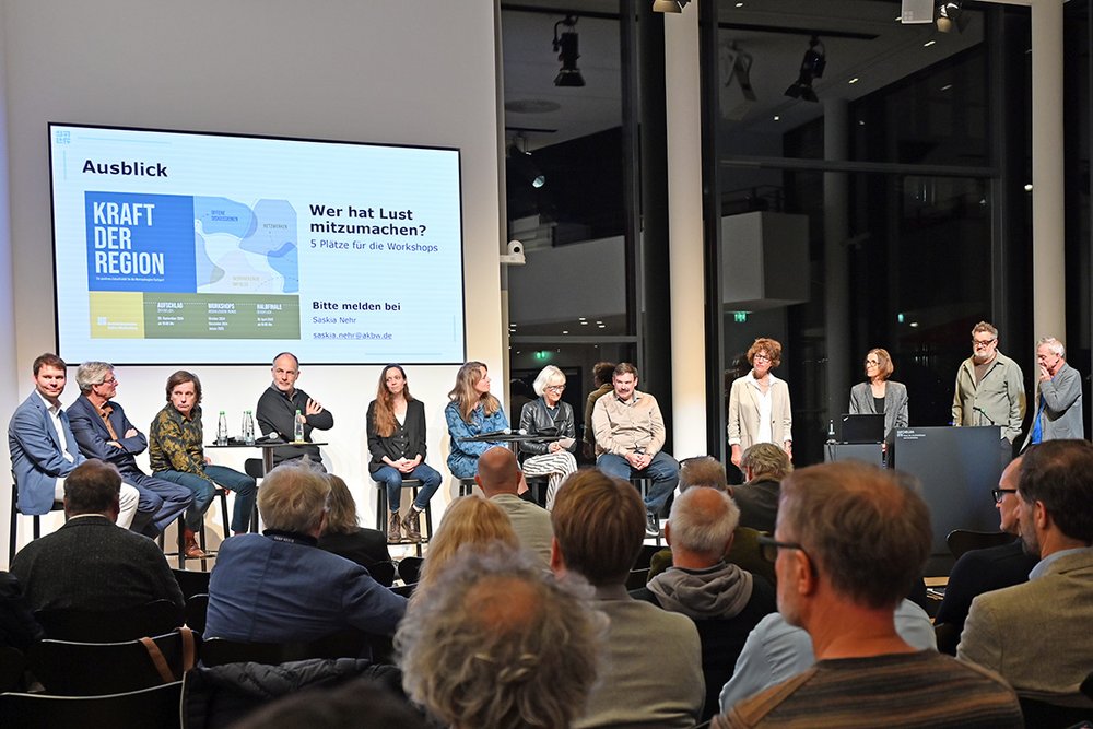 Auf dem Podium (v. l.): Sebastian Ritter, Thomas Bopp, Christian Holl, Oliver Bezner, Dr. Saskia Goldberg, Jana Melber, Prof. Susanne Dürr, Clair Bötschi, Claudia Georgius (Moderation), Dr. Christine Baumgärtner, Markus Weismann, Andreas Hofer
