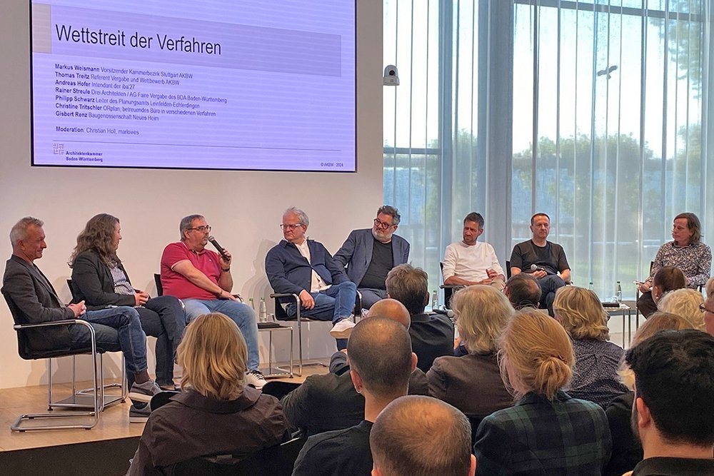 Auf dem Podium (v. l.): Andreas Hofer, Christine Tritschler, Gisbert Renz, Philipp Schwarz, Markus Weismann, Rainer Streule; Thomas Treitz, Christian Holl © AKBW