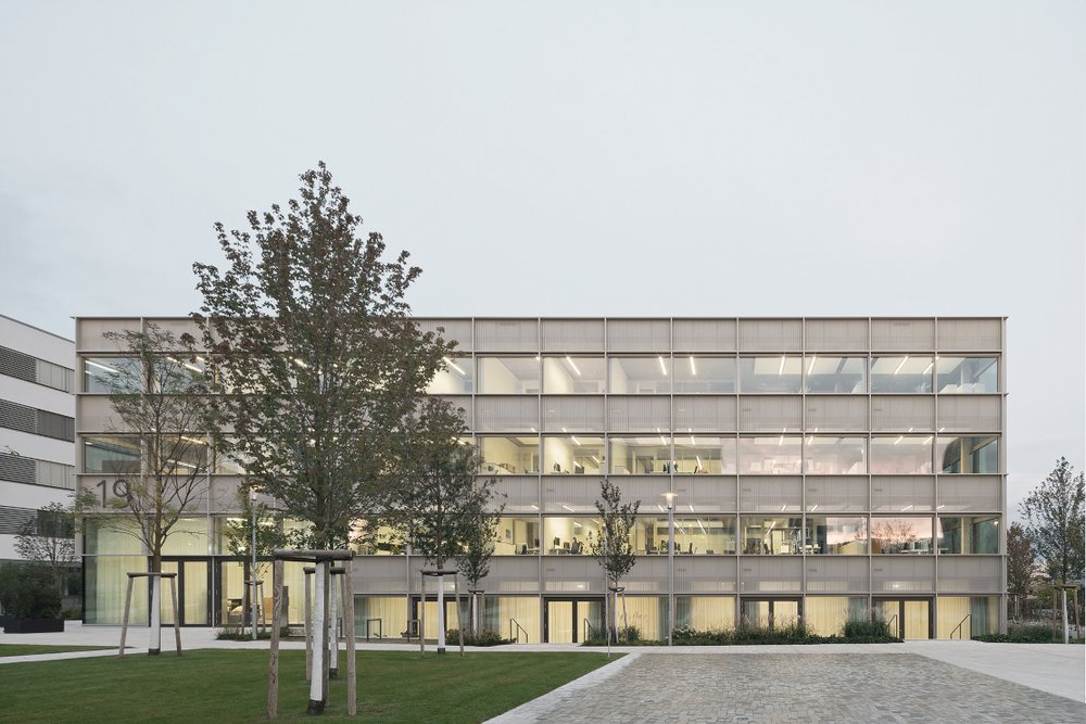 Prämiert beim Beispielhaften Bauen: Biotechnologiezentrum − Erweiterung, Tübingen | RIEHLE KOETH GmbH+Co. KG, Stuttgart | Fassade: Werner Sobek AG, Stuttgart | Projektsteuerung: Klotz und Partner GmbH, Stuttgart | Landschaftsarchitektur: freiraumconcept sinz-beerstecher+ böpple Landschaftsarchitekten PartGmbB, Rottenburg a. N. | Foto: Brigida Gonzalez