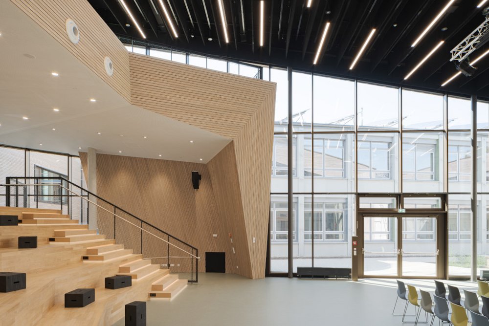 Prämiert beim Beispielhaften Bauen: Burghardt-Gymnasium – Erweiterung und Umbau, Buchen | KILIAN + PARTNER PartGmbB, Freie Architekten, Stadtplaner und Innenarchitektin, Hans-Ulrich Kilian, Stuttgart | Bauleitung: Büro für Architektur Nico Hofmann GmbH, Buchen | LA: bäuerle landschaftsarchitektur + stadtplanung, Hannes Bäuerle, Stuttgart | Foto: Daniel Vieser
