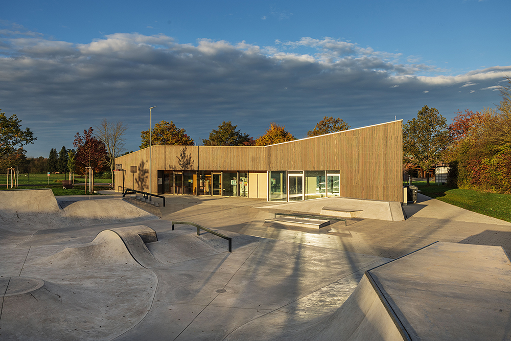Prämiert beim Beispielhaften Bauen: Jugendhaus mit Funpark, Gomaringen | Hettich Architekten, Sindelfingen | Landschaftsarchitektur: Kienleplan GmbH, Balingen | Skateanlage: Skateshapes, Kiel | Foto: Jens Kramer
