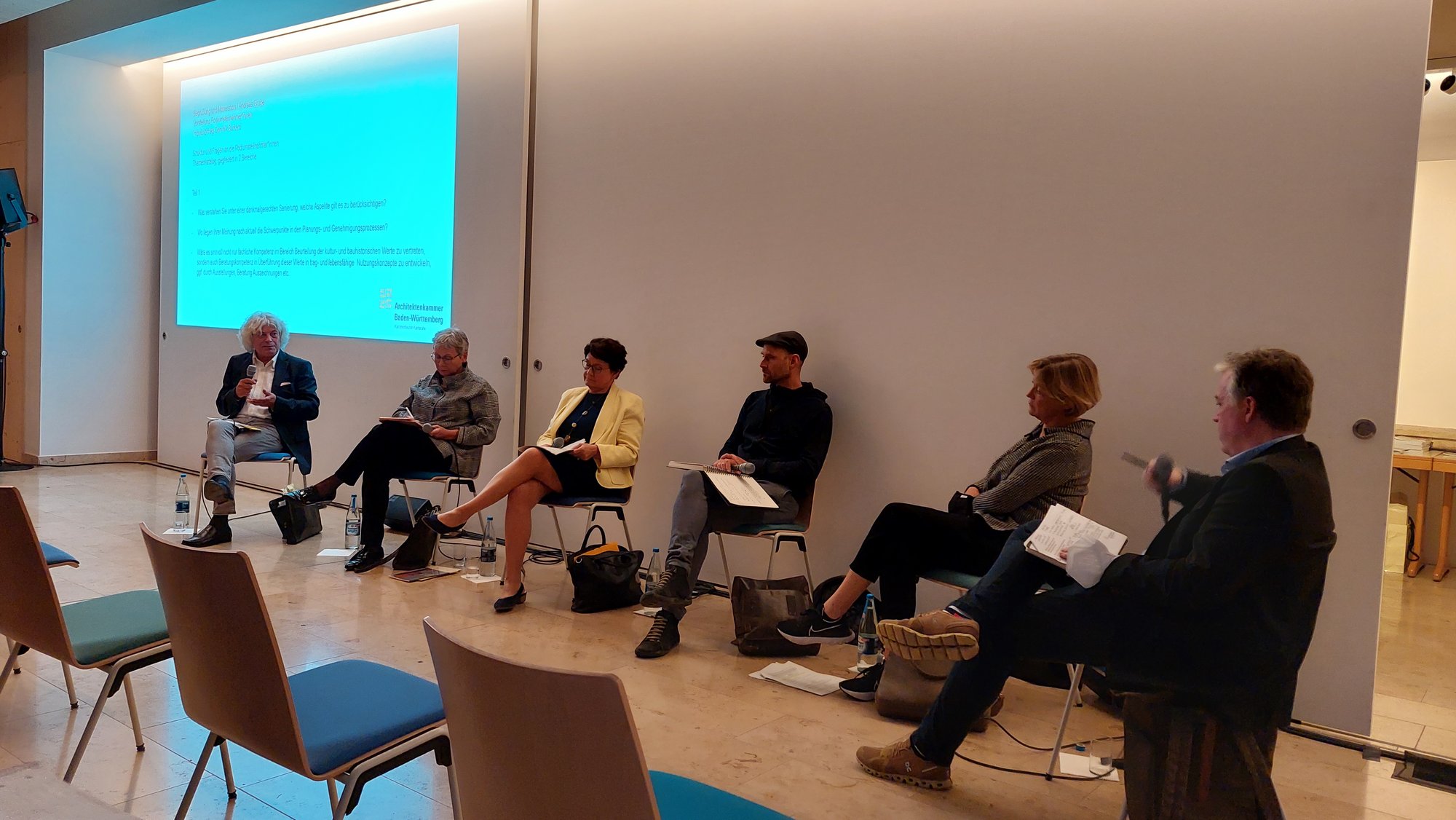 @KB Karlsruhe v.l.n. Dr. Wilfried Maag, Sachverständiger und Gutachter, Prof. Dr. Ulrike Plate, Referatsltg. Bau- u. Kunstdenkmalpflege Landesamt Denkmalpflege Stuttgart, Barbara Saebel, denkmalpolitische Sprecherin der Grünen Landtag BW, Dominik Burkard, Architekt, Prof. Anne Sick, Leitg. Amt für Hochbau und Gebäudewirtschaft Stadt Karlsruhe, Moderation Andreas Grube, Bezirksvorsitzender Kammerbezirk Karlsruhe