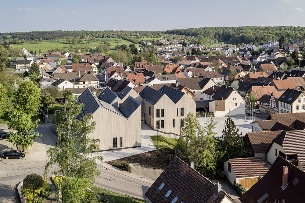 Prämiert beim Beispielhaften Bauen: Rathaus und Rathausvorplatz, Walzbachtal-Wössingen | weinbrenner.single.arabzadeh. Architektenwerkgemeinschaft Freie Architekten Partnerschaft mbB, Nürtingen/Stuttgart | Frank Kiessling landschaftsarchitekten, Berlin (LPH 1-7) | Roland Rendler Landschaftsarchitekt BDLA, Weilheim/Teck (LPH 8) | Foto: Gerd Jütten