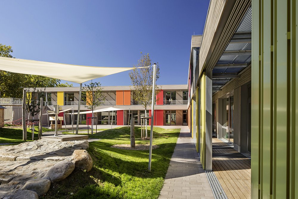 Prämiert beim Beispielhaften Bauen: Neubau und Sanierung Adolf-Reichwein-Bildungshaus, Freiburg-Weingarten | Riehle+Assoziierte GmbH+Co.KG, Architekten und Generalplaner, campus GmbH Bauten für Bildung und Sport, Reutlingen | Wolfgang Mittl, Freier Architekt, Breisach am Rhein (LPH 6-8) | Freiraumplanung Sigmund, Landschaftsarchitekten GmbH, Grafenberg | Foto: Andreas Keller