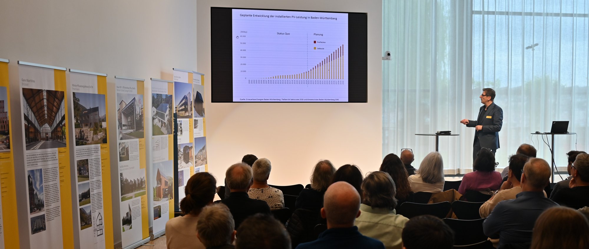 Prof. Stark erläutert den Zubaubedarf von PV-Anlagen für die Energiewende | Foto: AKBW