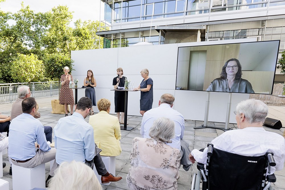 Die Kuratorinnen der Ausstellung: Dr. Elisabeth Spieker (Behnisch Architekten), Senay Memet (saai), Mechthild Ebert (saai) und Dr. Petra Behnisch | Foto: AKBW / Jan Potente
