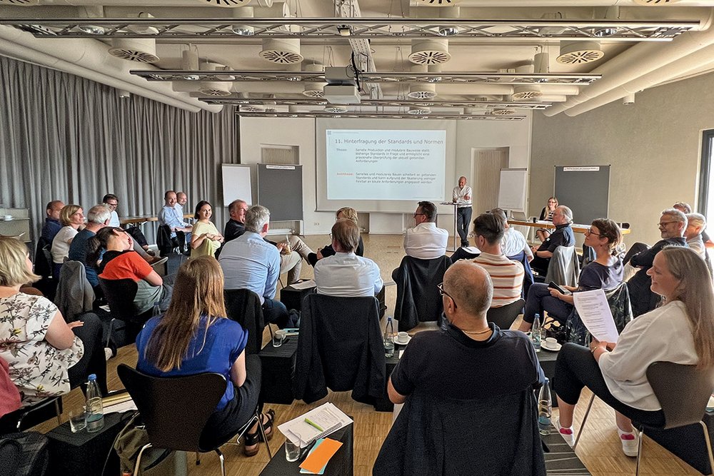 Expertinnen und Experten aus Architektur, Verwaltung und Bauwirtschaft, Politik und Wohnungswirtschaft beim Hearing im Haus der Architektinnen und Architekten | Foto: AKBW