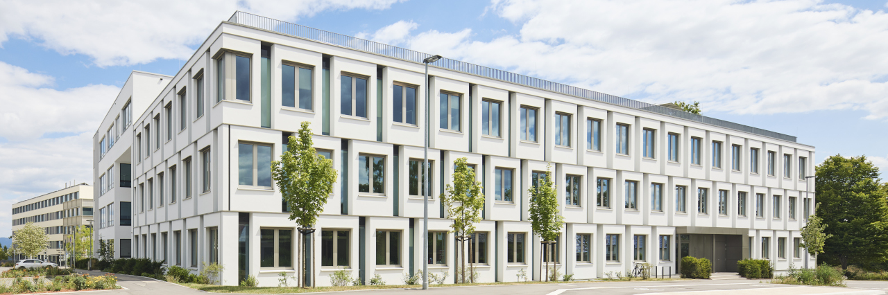 Prämiert beim Beispielhaften Bauen: Erweiterungsbau für Forschung, Praxen und Labore der Humangenetik, Tübingen | Dannien Roller Architekten + Partner PartG mbB, Tübingen; Projektleitung: Maren Dannien, Matthias Roller, Simon Kirsch, Claudia Hegelau, Joachim Wagner | Landschaftsarchitektur: Dagmar Hedder Landschaftsarchitektur, Tübingen | Foto: Dietmar Strauß