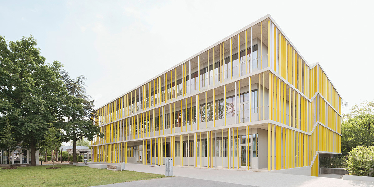 © Foto: Brigida Gonzalez | Evangelische Jakobusschule, Karlsruhe; wulf architekten gmbh, Stuttgart | Umlaufende Laubengänge  als Fluchtweg ermöglichen das offene Nutzungskonzept der Schule, basierend auf einem großflächigen Lernhausmodul.