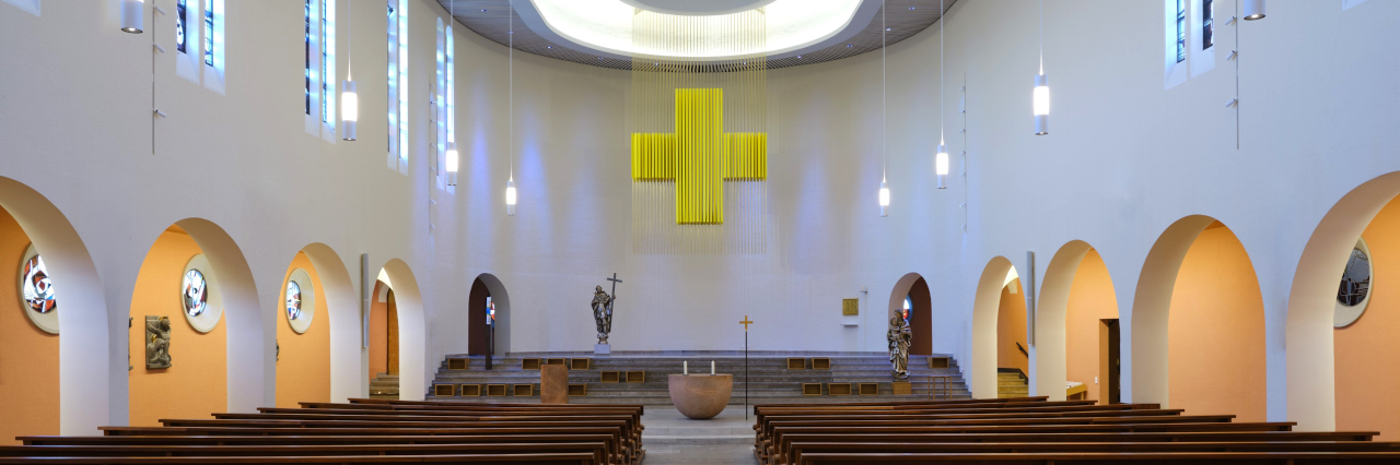 Prämiert beim Beispielhaften Bauen: Pfarrkirche St. Oswald, Stockach | Gerhard Lallinger Freier Architekt, Markdorf; Projektleiter: Gerhard Lallinger; Bestand: Otto Linder (1891-1976) | Kunst am Bau: Lutzenberger + Lutzenberger, Bad Wörishofen | Foto: Eva Jünger
