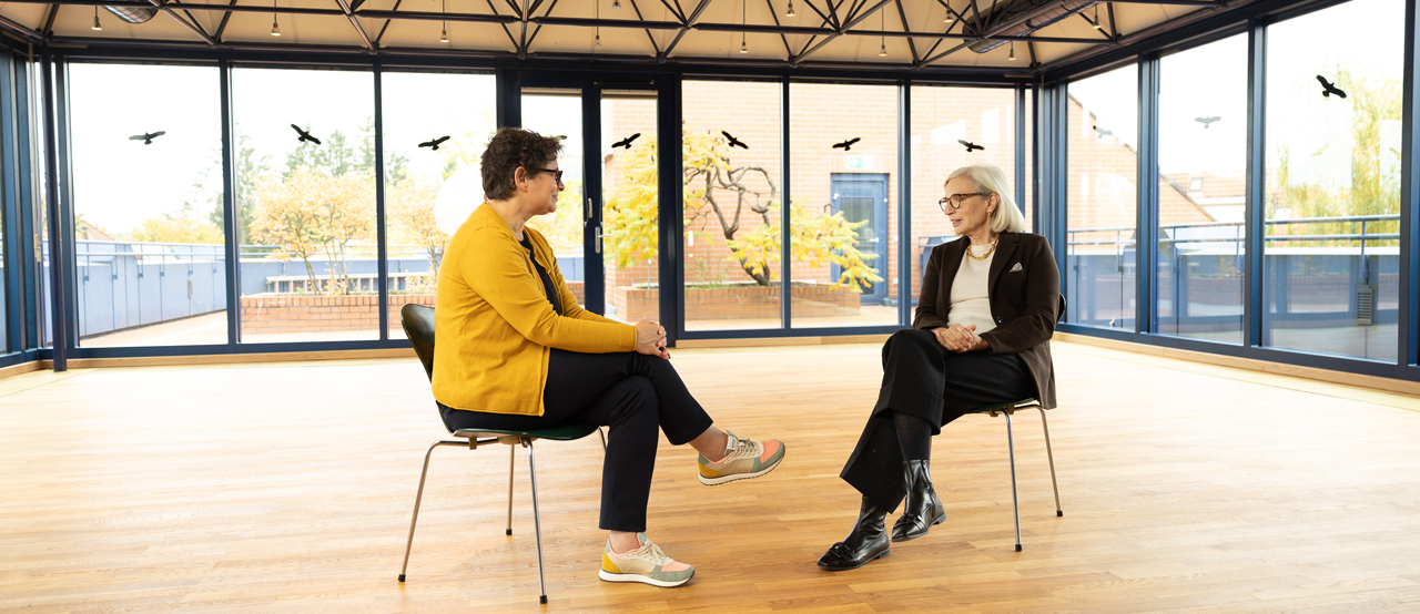 BAK-Präsidentin Andrea Gebhard (Foto re.) und die künftige DAB-Redaktionsleiterin Eva Maria Herrmann im Gespräch © Jasper Nebelsieck