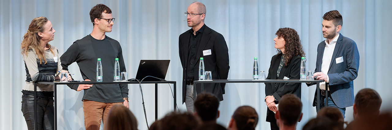 Mirjam Schnapper (l.), Carla Thalmeier (2. v. r.) und Yannick Klauß (r.) vom Netzwerk AiP/SiP im Gespräch mit den Gästen Gasper Habjanic (2. v. l.) und Florian Scheible (Mitte).