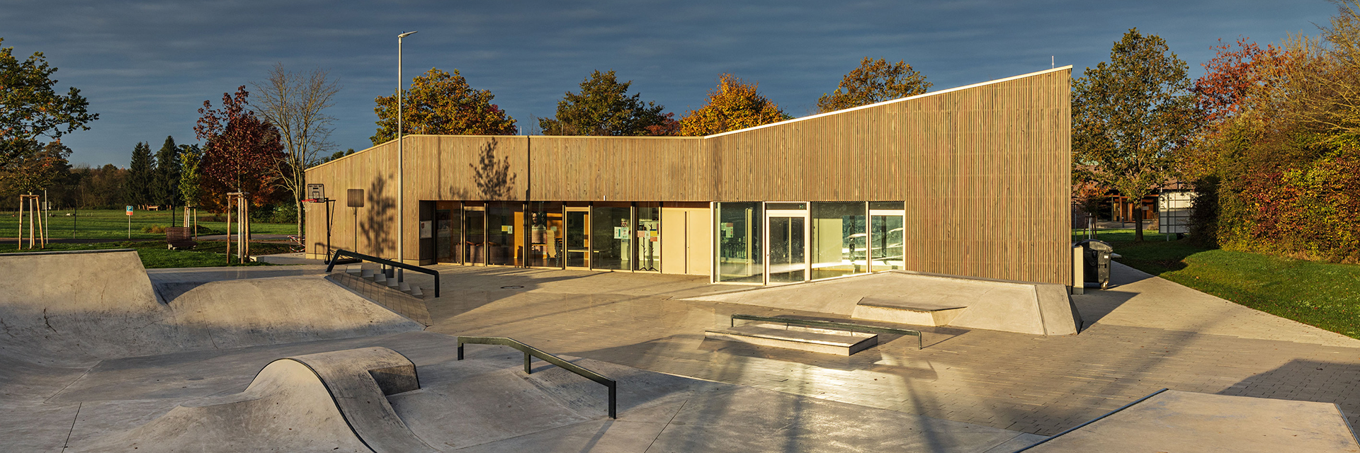 Prämiert beim Beispielhaften Bauen: Jugendhaus mit Funpark, Gomaringen | Hettich Architekten, Sindelfingen | Landschaftsarchitektur: Kienleplan GmbH, Balingen | Skateanlage: Skateshapes, Kiel | Foto: Jens Kramer